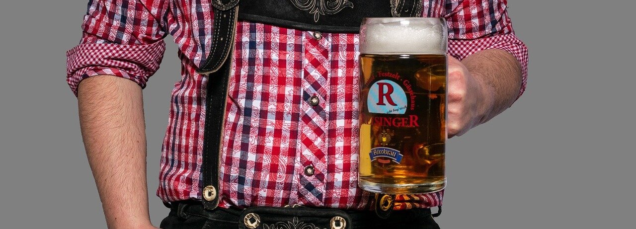 duitse man met grote pot bier